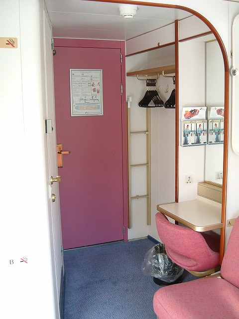 船(DFDS)・部屋の中からドアを見るの写真の写真