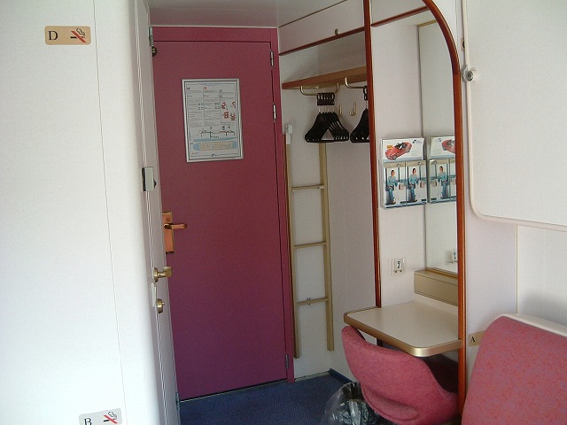 船(DFDS)・部屋の奥からドアの方を見るの写真の写真