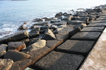三国港突堤・突堤を守る巨石