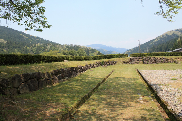 特別史跡・一乗谷朝倉氏遺跡・朝倉義景館跡・敷地の中から見る土塁の写真の写真