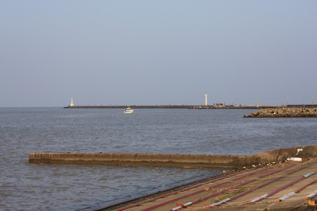 三国港突堤・九頭竜川の河口から見る突堤の写真の写真