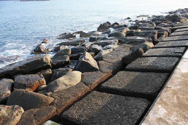 三国港突堤・突堤を守る巨石の写真の写真