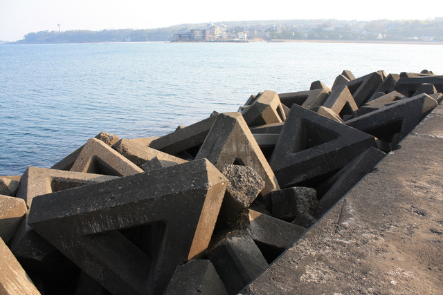 三国港突堤・突堤を守るテトラポッドの写真の写真