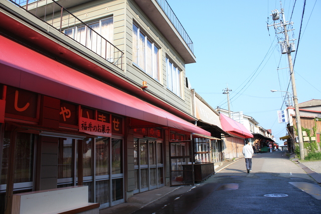 東尋坊・早朝なので人気が少ないメイン通りの写真の写真