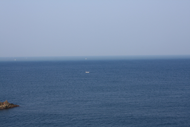 東尋坊・西側には日本海が続くの写真の写真
