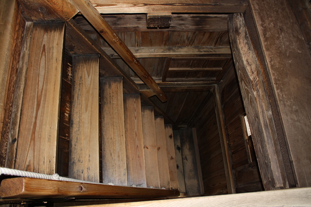 丸岡城・天守閣内部の階段の写真の写真