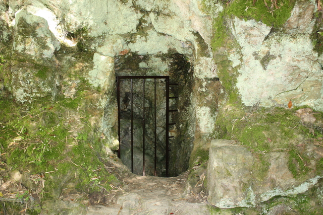 石見銀山遺跡・福神山間歩の坑道入り口の写真の写真