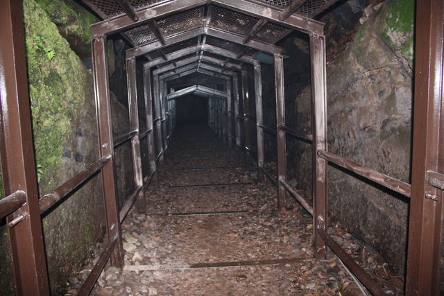 石見銀山遺跡・大久保間歩の坑道内部の写真の写真