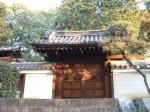 京都・菊の紋入りの門