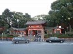 京都・八坂神社・祇園交差点から見る八坂神社西楼門