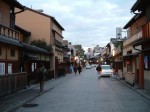 重要伝統的建造物群保存地区・京都・祇園・このあたりは人通りが多い