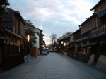 重要伝統的建造物群保存地区・京都・祇園・徐々に明かりがともり始める