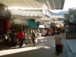 宮島の商店街・おみやげや食べ物屋さんが多い