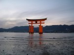 世界遺産・宮島・厳島神社・潮が引き始めたころの大鳥居