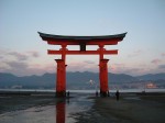 世界遺産・特別名勝・特別史跡・宮島・厳島神社・潮が引いた大鳥居