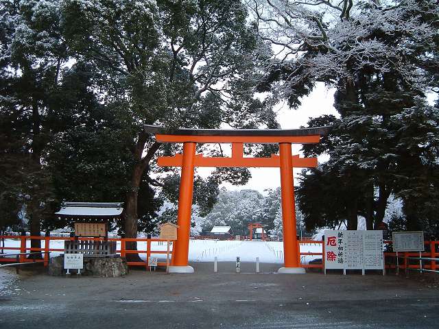 世界遺産・京都・賀茂別雷神社・参道入り口にある鳥居の写真の写真