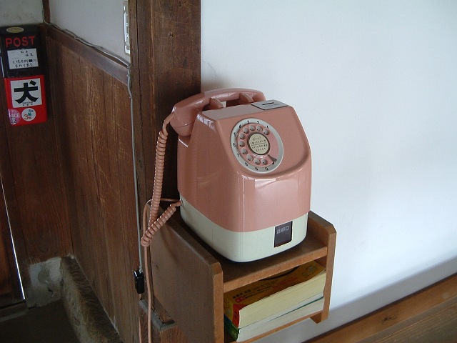 京都・大徳寺・ダイアル式のピンク電話の写真の写真