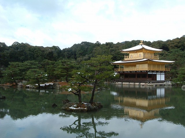 世界遺産・特別史跡・特別名勝・京都・鏡湖池に写る金閣の写真の写真