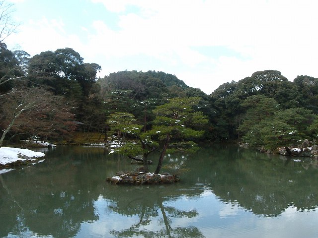 世界遺産・特別史跡・特別名勝・京都・金閣寺・鏡湖池に浮かぶ島の写真の写真