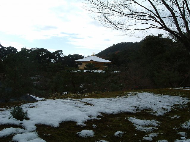世界遺産・特別史跡・特別名勝・京都・金閣寺・雪が積もる庭園の写真の写真