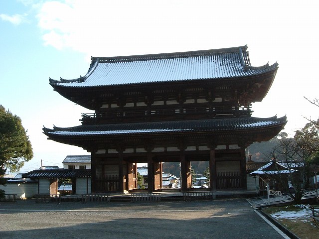 世界遺産・京都・仁和寺・境内からみる二王門の写真の写真