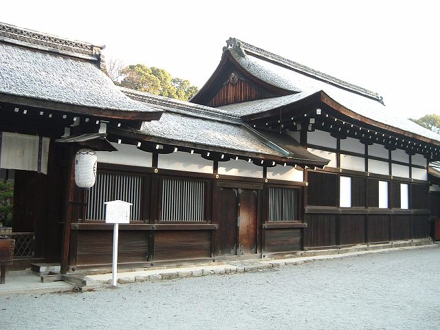 世界遺産・京都・賀茂御祖神社（下鴨神社）摂社三井神社東西廊下２の写真の写真