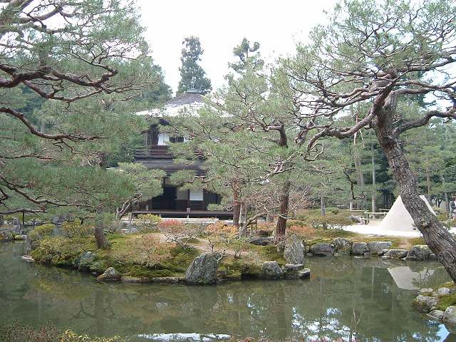 世界遺産・特別史跡・特別名勝・京都・銀閣寺・別の角度から見る錦鏡池の写真の写真