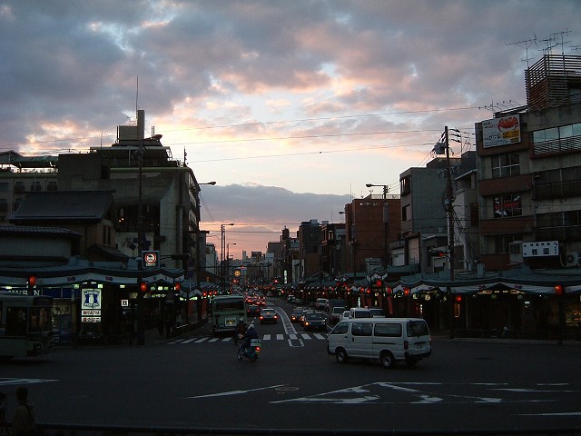 京都・夜の祇園交差点の写真の写真