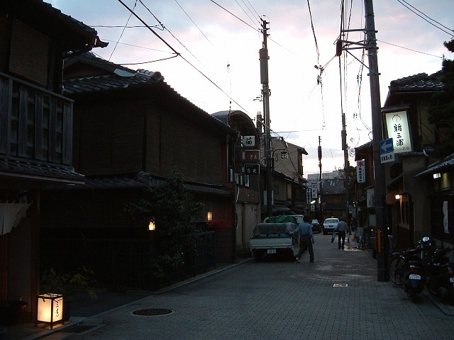 重要伝統的建造物群保存地区・京都・薄暗くなってから営業を始める祇園の写真の写真