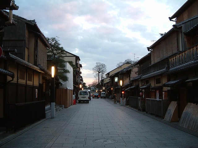 重要伝統的建造物群保存地区・京都・祇園・徐々に明かりがともり始めるの写真の写真