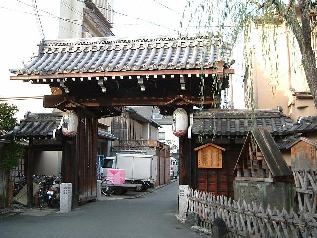 京都・島原・外側から見る大門の写真の写真