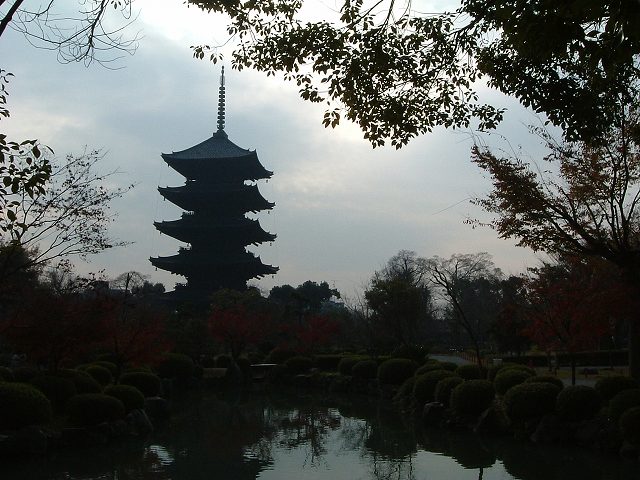 世界遺産・京都・東寺・池と五重塔の写真の写真