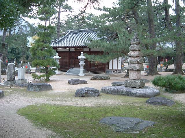 特別史跡・讃岐国分寺・金堂跡に残る礎石の写真の写真