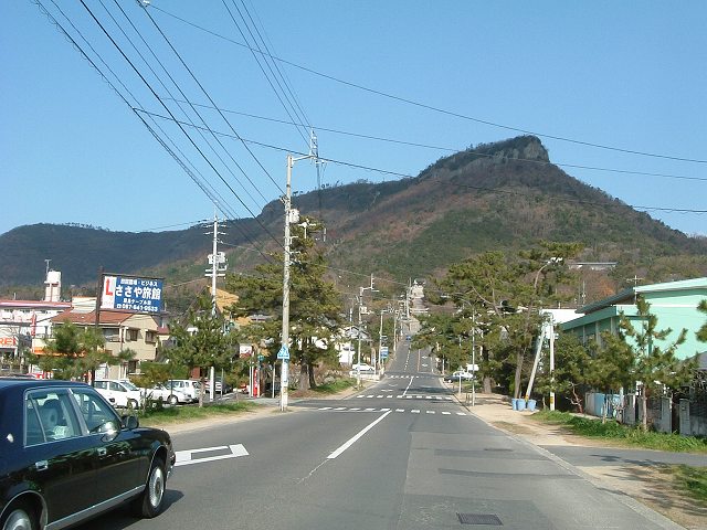 屋島・遠くに屋島の山が見えるの写真の写真