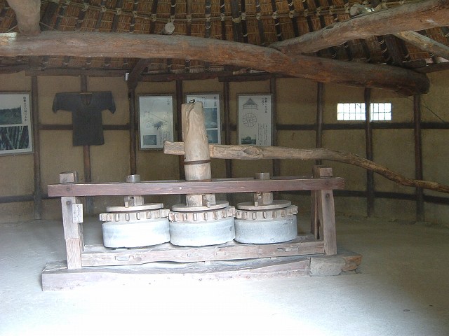 屋島・四国村・砂糖しめ小屋の石臼の写真の写真