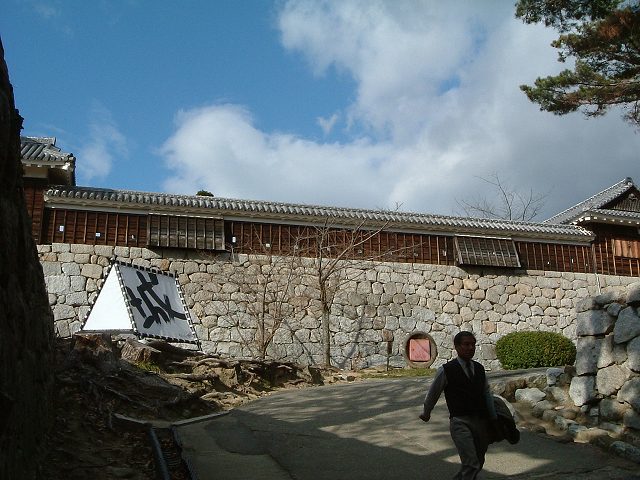松山・松山城・太鼓門と太鼓櫓を結ぶ塀の写真の写真