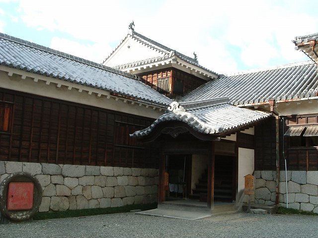 松山・松山城・小天守と筋鉄門を結ぶ玄関多聞櫓の写真の写真