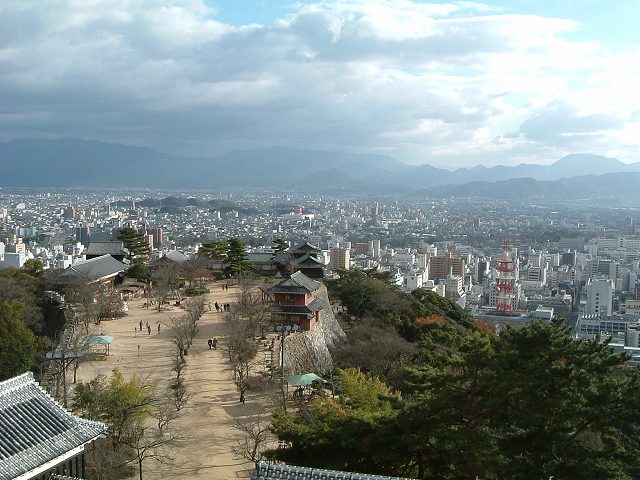 松山・松山城・天守閣から見る本丸と城下町の写真の写真