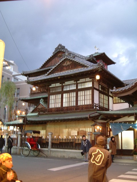 松山・夕暮れの道後温泉本館神の湯本館の写真の写真
