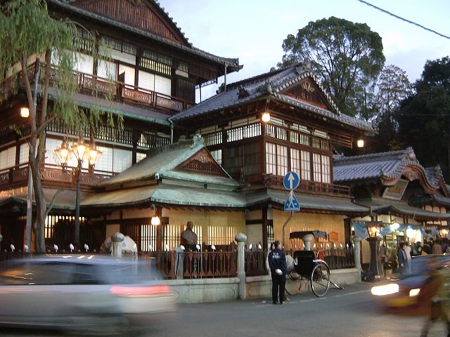 松山・夕暮れの道後温泉本館玄関棟の写真の写真