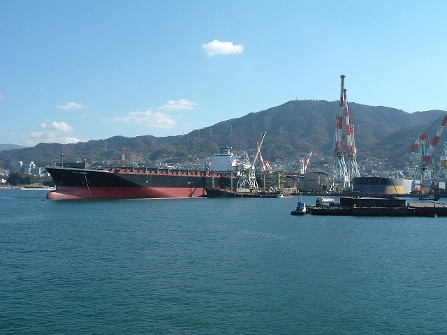 松山港・呉港・広島港・大型タンカーが接岸する港の写真の写真