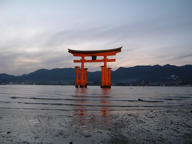 世界遺産・宮島・厳島神社・潮が引き始めたころの大鳥居の写真の写真