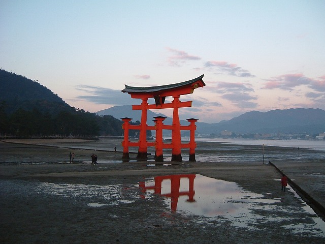 世界遺産・特別名勝・特別史跡・宮島・厳島神社・潮が引くと大鳥居まで歩いていけるの写真の写真