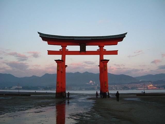 世界遺産・特別名勝・特別史跡・宮島・厳島神社・潮が引いた大鳥居の写真の写真