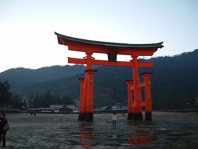 世界遺産・特別名勝・特別史跡・宮島・厳島神社・波風に耐えるために根元は三本足の大鳥居の写真の写真