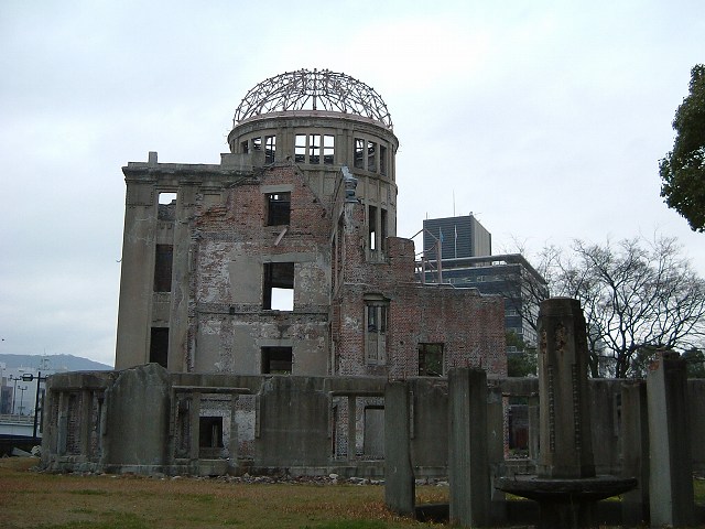 世界遺産・広島・原爆ドーム・手前右には噴水跡が残るの写真の写真