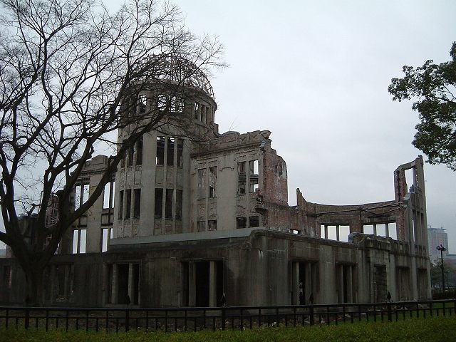 世界遺産・広島・噴水跡と原爆ドームの写真の写真