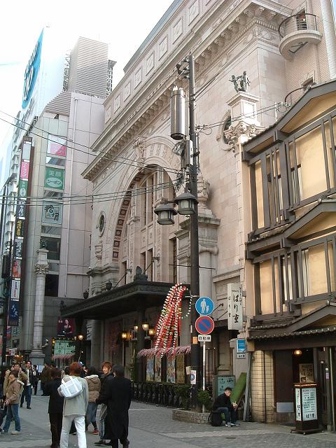 大阪・道頓堀・少し外れると近代的な建物があるの写真の写真