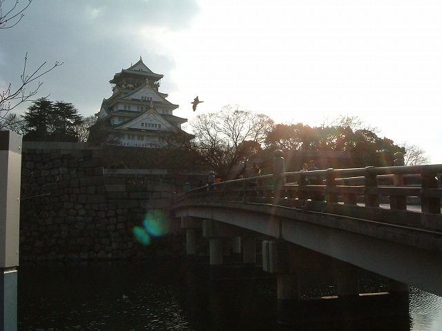 特別史跡・大阪・大阪城・内濠にかかる極楽橋と天守閣の写真の写真