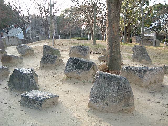 特別史跡・大阪・大阪城・かつて石垣に使われていた石の写真の写真